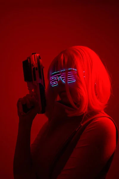 Fille avec blaster dans la bataille futuriste. Concept réalité virtuelle, cyber jeu . — Photo