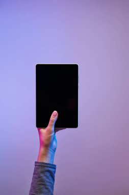 Erkeklerin eli telefonlu ve boş arkaplanda boş siyah ekranlı yakın plan görüntüleri