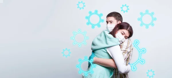 Мужчина и женщина в медицинской маске и медицинских перчатках обнимаются . — стоковое фото