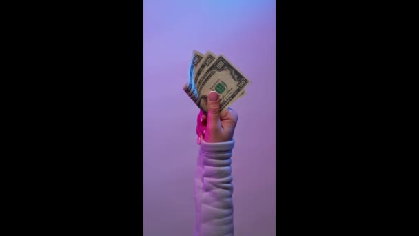 Hand holding banknotes on violet background. Bomerangs video. — Stock Video