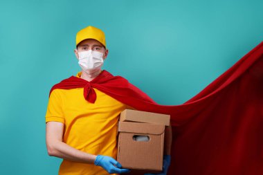 Kutuları taşıyan kurye, süper kahraman maskesi takıyor..
