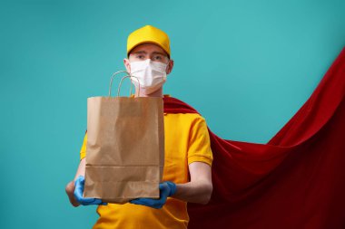 Çantalı kurye, süper kahraman maskesi takıyor..