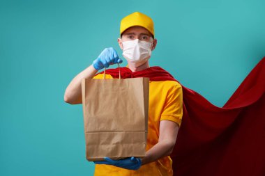 Çantalı kurye, süper kahraman maskesi takıyor..