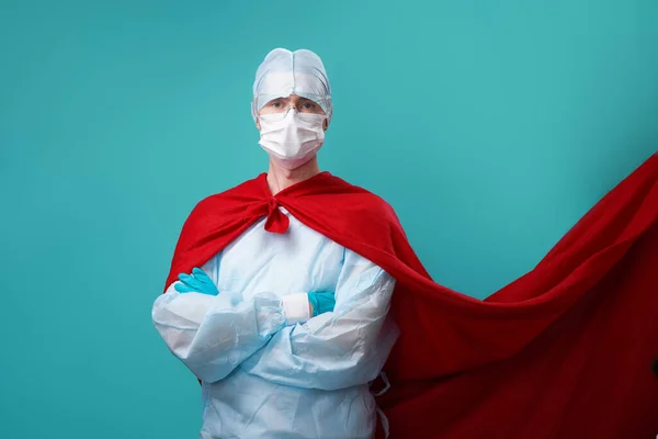 Доктор в хірургічній масці для обличчя в супергеройському мисі . — стокове фото