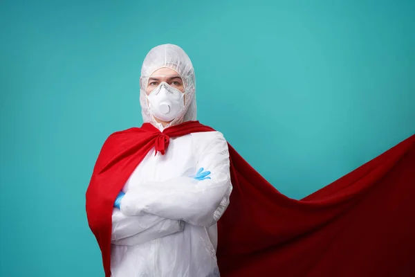 El médico está usando PPE - traje, guantes y mascarilla quirúrgica en capa de superhéroe . —  Fotos de Stock