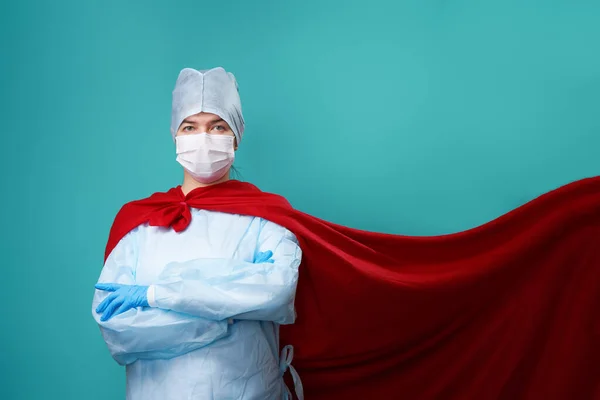 Süper kahraman peleriniyle cerrahi maske takan bir doktor.. — Stok fotoğraf