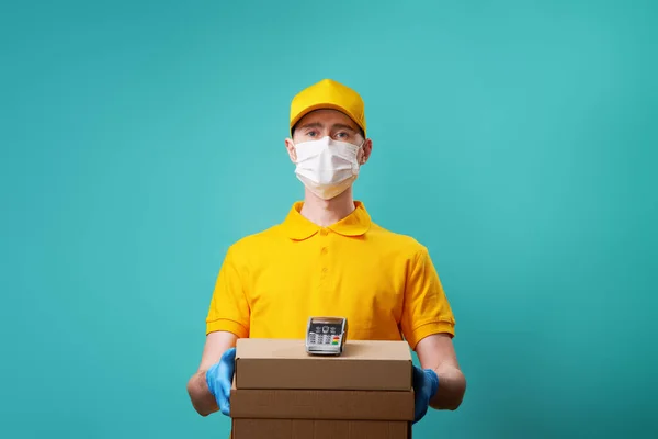 Kurýr s lékařskou maskou na tváři drží krabici a připínáček. . — Stock fotografie