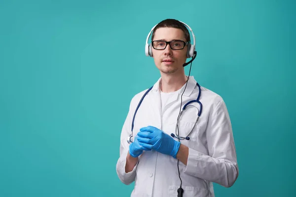 Doctor conducts consultation using headset. — Stock Photo, Image