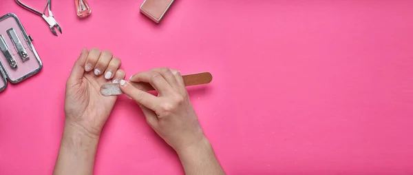 Overgrown nails with an old cracked gel polish. Self-removal of old gel polish from nails with a nail file. — Stock Photo, Image