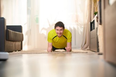 Adam kalas egzersizi yapıyor..