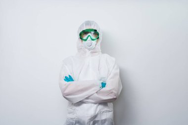 Doktor PPE giyiyor - kostüm, eldivenler ve süper kahraman pelerinli cerrahi maske.