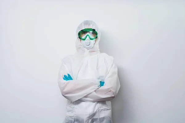 Le médecin porte un EPI - costume, gants et masque chirurgical en cape de super-héros . — Photo