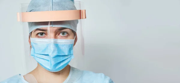Доктор носить медичний костюм, маску та костюм. Концепція героїзму медичного персоналу під час спалаху коронавірусу . — стокове фото
