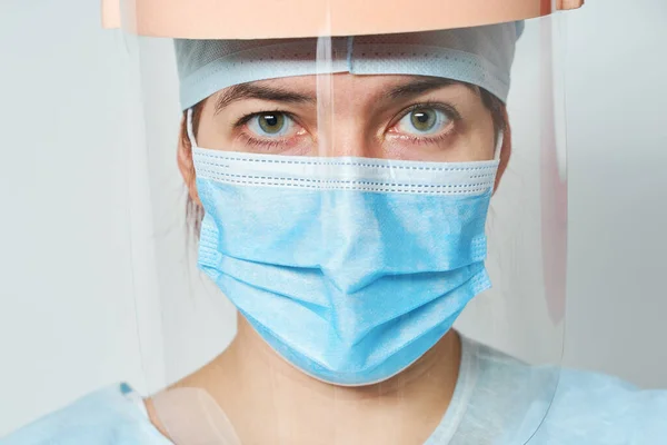 Доктор носить медичний костюм, маску та костюм. Концепція героїзму медичного персоналу під час спалаху коронавірусу . — стокове фото