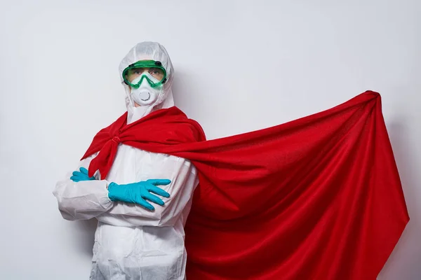 Доктор в костюмі, рукавицях і масках обличчя супергероя.. — стокове фото