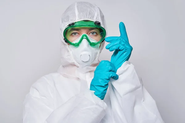 Doctor is wearing PPE - costume, gloves and surgical face mask. — Stock Photo, Image