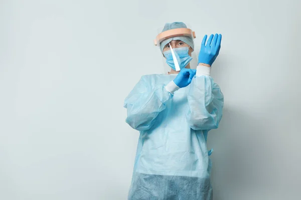 Doktor ameliyat maskesi ve eldiven takıyor.. — Stok fotoğraf