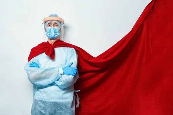 Médecin portant un masque chirurgical en cape de super-héros . — Photo