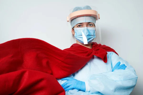 Doktor s chirurgickou obličejovou maskou v plášti superhrdiny. — Stock fotografie