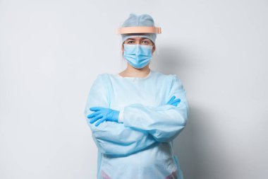 Doktor ameliyat maskesi ve eldiven takıyor..