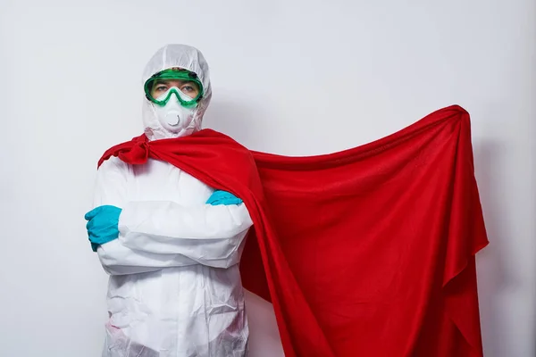 Dokter mengenakan PPE kostum, sarung tangan dan masker wajah bedah di jubah superhero. — Stok Foto