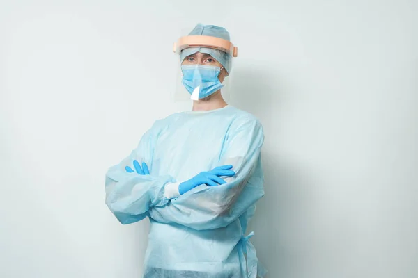 Лікар в хірургічній масці для обличчя та рукавичках . — стокове фото