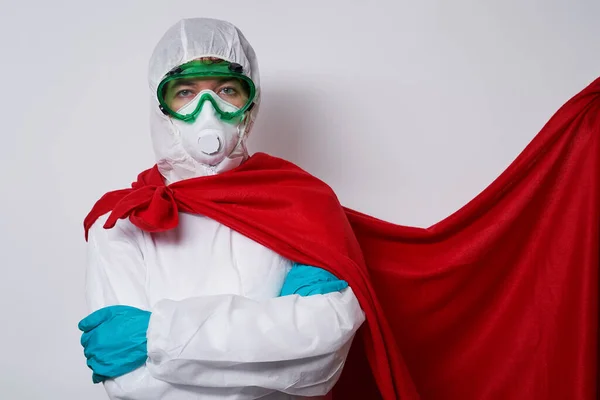 Доктор в костюмі, рукавицях і масках обличчя супергероя.. — стокове фото