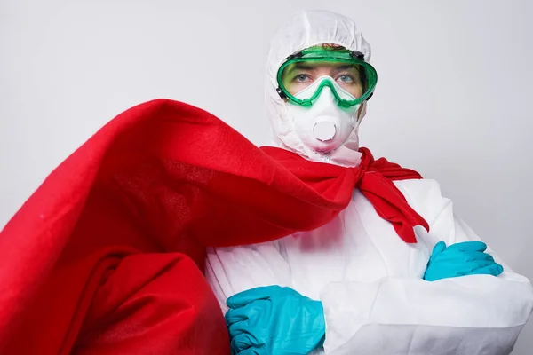 El médico está usando PPE - traje, guantes y mascarilla quirúrgica en capa de superhéroe . —  Fotos de Stock