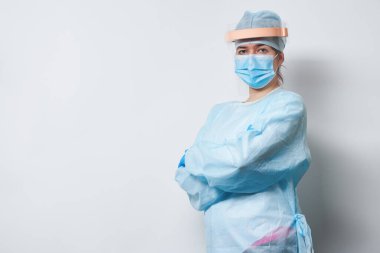 Doktor ameliyat maskesi ve eldiven takıyor..