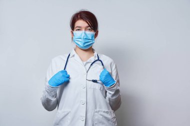 Doktor ameliyat maskesi ve eldiven takıyor..