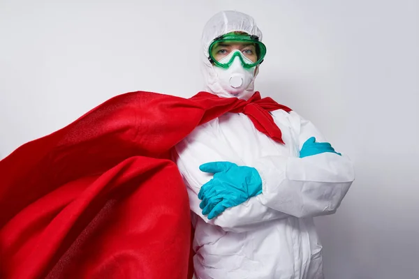 Le médecin porte un EPI - costume, gants et masque chirurgical en cape de super-héros . — Photo