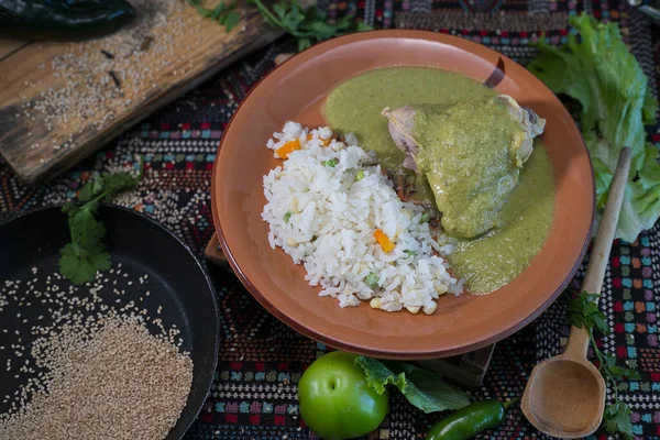 Jenis Makanan Meksiko Mol Hijau Disajikan Dalam Piring Tanah Liat — Stok Foto