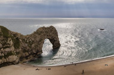 Durdle dor 'daki kaya oluşumları ve plaj manzaraları