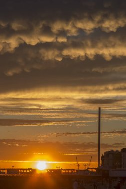 Canlı gün batımı ve Brighton sahilinde garip bulut oluşumu