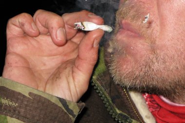 Sigara içen adama yaklaş.