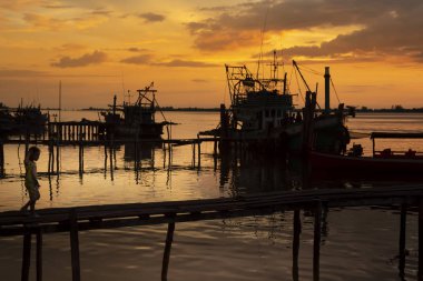 Kamboçya, Koh Kong 'da nehir kenarındaki tekne limanı.
