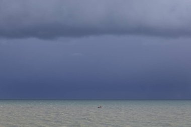 Fırtınalı denizde küçük bir tekne