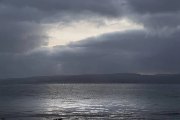 İskoçya 'da karamsar gökyüzü manzarası