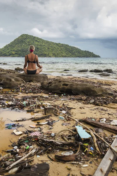 Kamboçya 'daki kumsalda bir kadın.