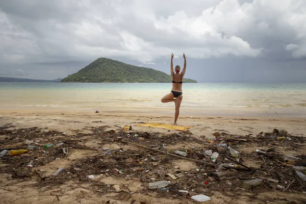 Kamboçya 'daki kumsalda bir kadın.
