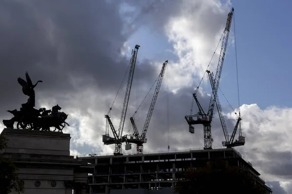 Londra 'da bina işleri ve heykel
