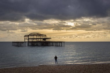 Batı İskelesi Brighton 'ın fotoğrafını çeken adam.