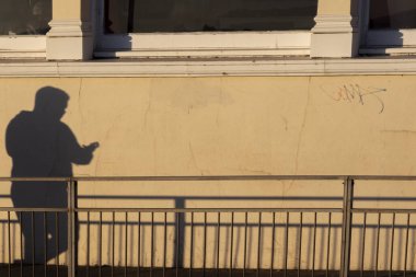 Duvardaki gölge adamlar mesajlaşıyor.