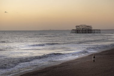Brighton Sahilinde Alacakaranlıkta Kadın