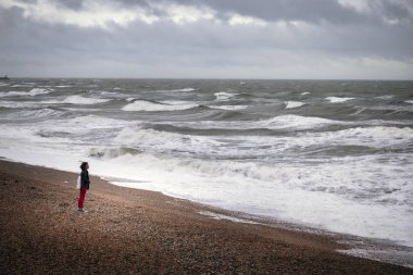 Brighton sahilinde duran kadın.