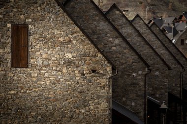 İspanya 'da benzer çatılara sahip taş evler inşa edildi.