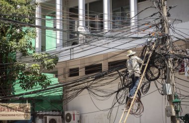 Kamboçya 'da çalışan elektrikçi