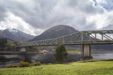 Fort William yakınlarındaki Leven Gölü üzerindeki köprü.