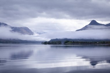 İskoçya dağlarında göl suyunun üzerindeki bulutlar