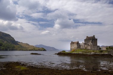Gün boyunca İskoçya 'daki Eilean Donan Kalesi